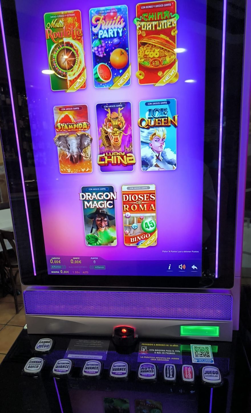 Máquina multijuego con varios juegos en una